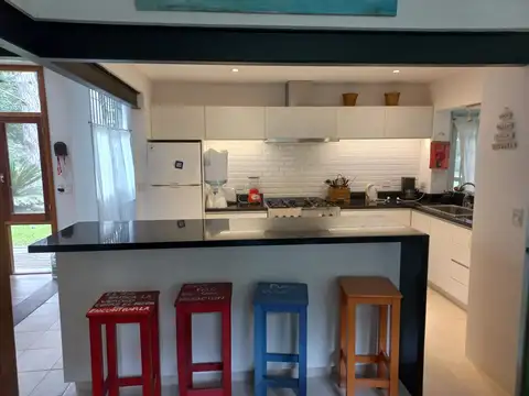 Lindisima casa en Carilo en esplèndido entorno de bosque con capacidad para 10 personas