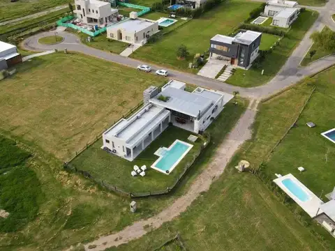 CASA 6 AMBIENTES EN VENTA CON PILETA  SAN VICENTE