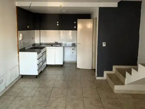 ALQUILER: DUPLEX 3 AMBIENTES - ENTRADA DE AUTO - LOMA HERMOSA