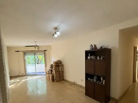 TRES AMBIENTES CON ESCRITORIO, BALCÓN Y BAULERA!