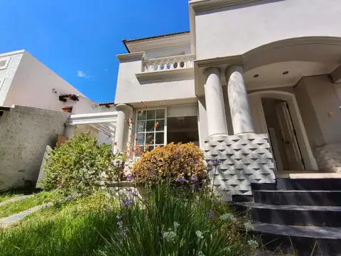 Casa en Venta con 2 cocheras