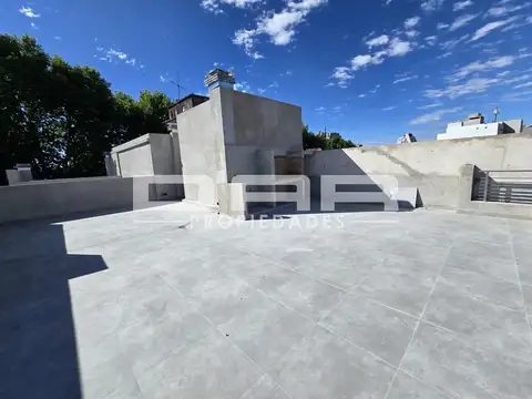 Departamento de 4 Ambientes al frente con balcón corrido