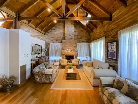 Casa en Venta con 2 cocheras