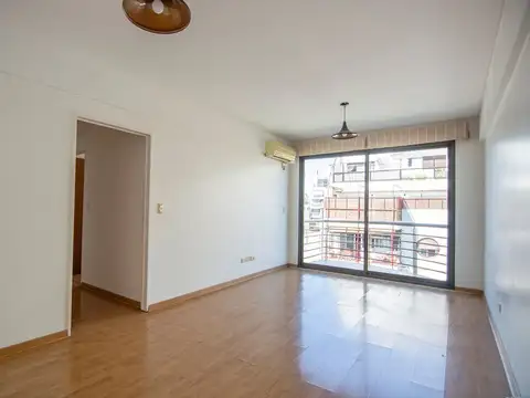 3 AMBIENTES CON BALCON Y COCHERA - EXCELENTE ZONA