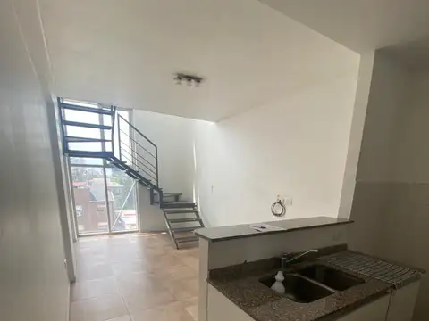 ¡Departamento en alquiler tipo duplex en Bernal Centro - edificio con pileta y gimnasio!