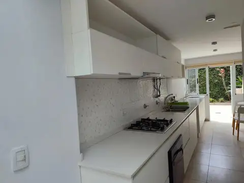 Casa en Pichincha Reciclada a nuevo con patio, amplio garage