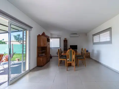 CASA EN VENTA DOS DORMITORIOS ROLDAN