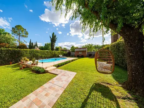 VENTA CASA P. Esther 2 dorm. jardin pileta.