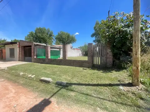 OPORTUNIDAD, CASA CON GRAN TERRENO EN MONTEGRANDE.