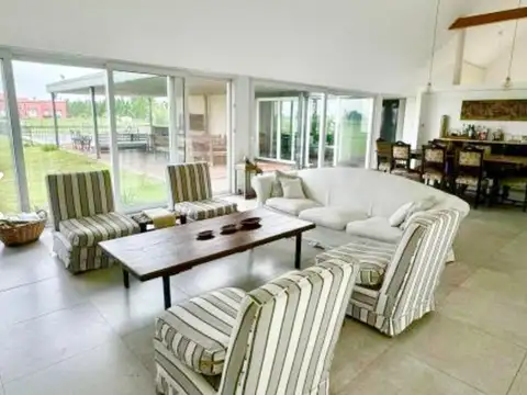 Casa en Venta con 2 cocheras