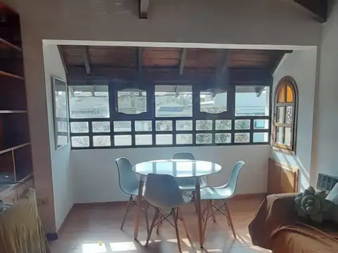 Casa 9 ambientes con 2 baños