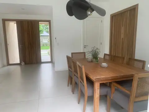 Casa 7 ambientes con 5 baños