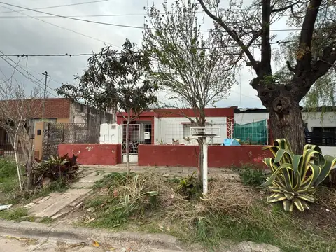 CASA EN VENTA EN PERGAMINO A REFACCIONAR CON PATIO