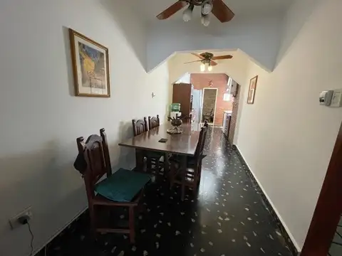 Casa 4 ambientes con 2 baños