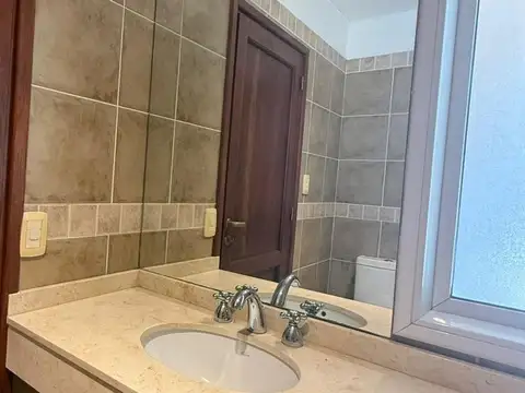 Casa en Alquiler con 2 cocheras