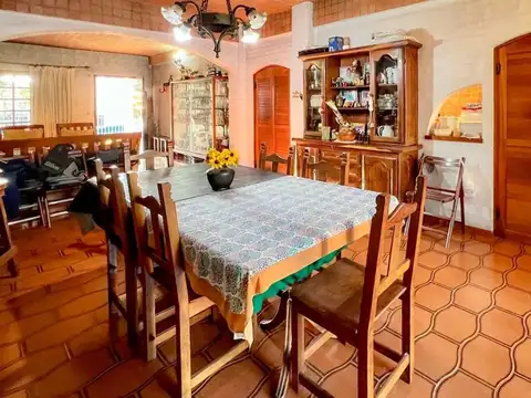 VENTA CASA 6 AMBIENTES BERNAL CON COCHERA