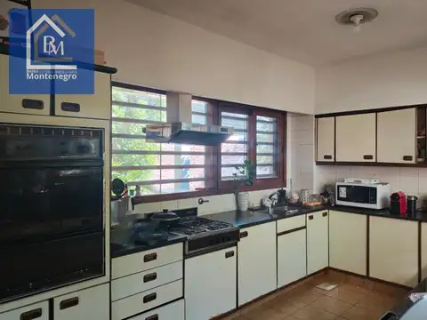 Casa en Venta con 3 cocheras