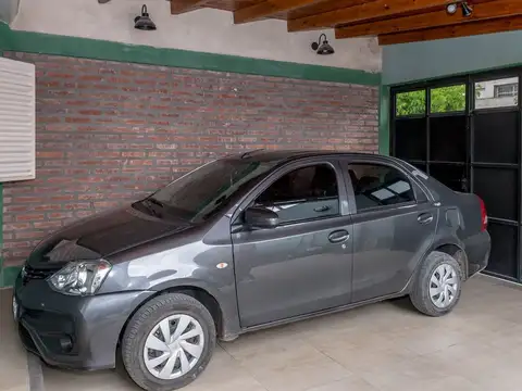 Casa 8 ambientes con 2 baños