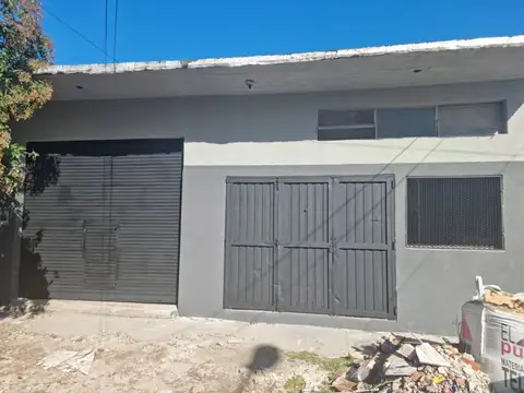 OPORTUNIDAD - NUEVO PRECIO - Dos departamentos tipo casa en bloque, con garage y local.