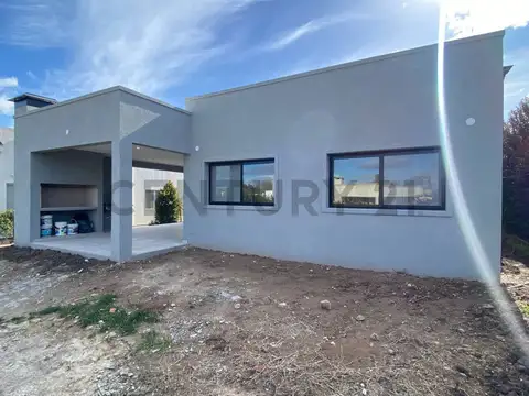 CASA EN PLENO SANTA ELENA