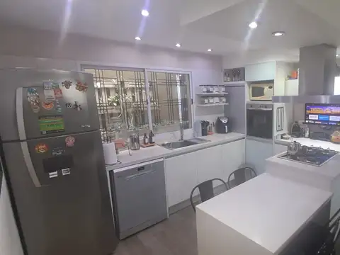 CASA 4 AMB CON GARAGE CUBIERTO, QUINCHO CON PARRILLA Y PATIO