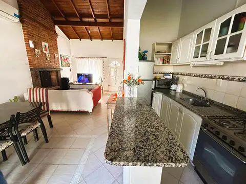 Casa 4 ambientes con 2 baños