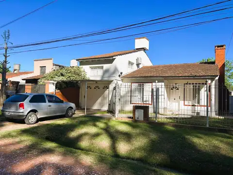 casa de 4 ambientes en venta en lujan  con patio y cochera apto credito