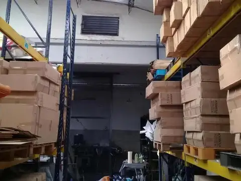 GALPON Y OFICINA CON  CORTINA Y MONTACARGA