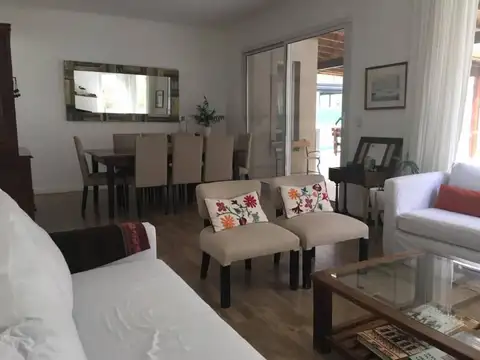 Casa en Alquiler Temporal con 2 cocheras