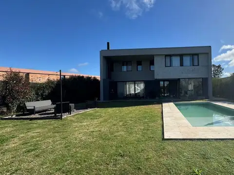 Casa en Venta con 2 cocheras