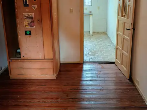 Se trata de un PH monoambiente. Primer piso por escalera. Buena ubicacción