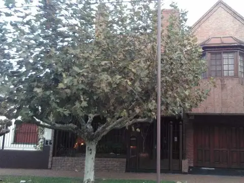 XINTEL(MBA-MBA-217) Casa - Venta - Argentina, Quilmes - República del Líbano 1234