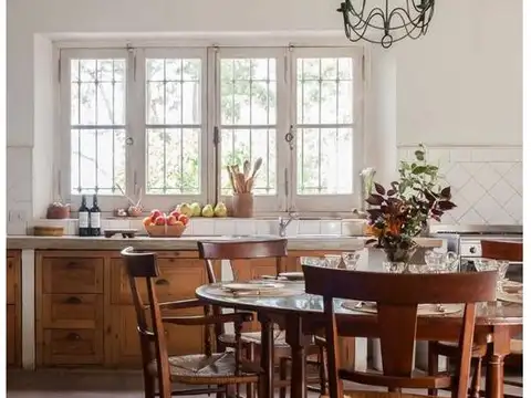 Av Pte H Yrigoyen 2500