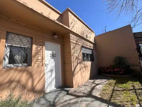 CASA 3 AMBIENTES EN VENTA EN BANFIELD COCHERA