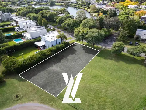 Terreno en Barrio San Isidro Labrador con fondo al Golf