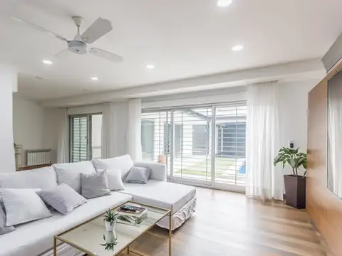 Casa en Venta con 3 cocheras