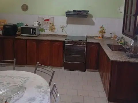 Casa 8 ambientes con 3 baños