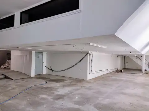 OFICINAS EN LINIERS CON MULTIPLES SALONES CON PATIO