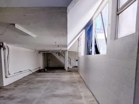 OFICINAS EN LINIERS CON MULTIPLES SALONES CON PATIO