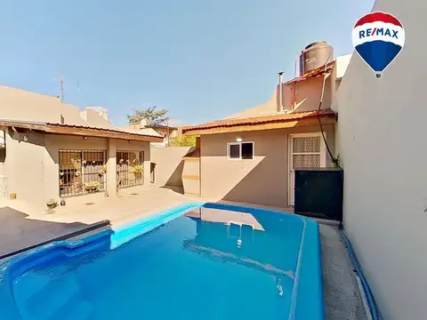 VENTA CASA 5 AMBIENTES CON COCHERA, PATIO Y PILETA