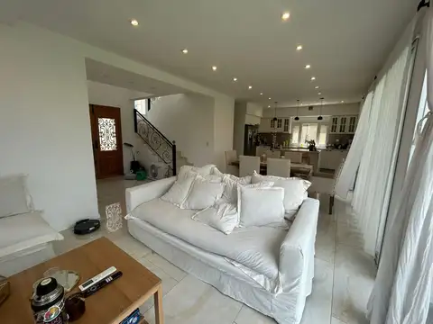 Casa 4 ambientes con 3 baños