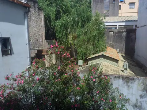 Edificio de 3 plantas con 1900 m2.