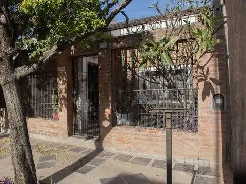 VENTA CASA 4 DORMITORIOS CON COCHERA EN Bº ALBERDI