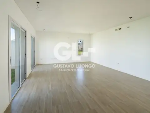 Casa a estrenar 4 amb., piscina, seg. 24 hs., barrio privado