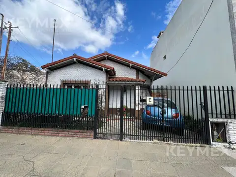Casa en venta, 4 ambientes con cochera y jardín en Ramos Mejia, Apto Crédito