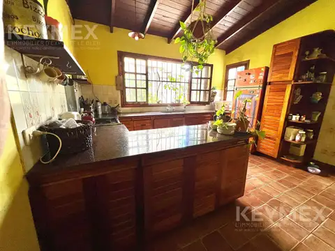 Casa en venta, 4 ambientes con cochera y jardín en Ramos Mejia, Apto Crédito