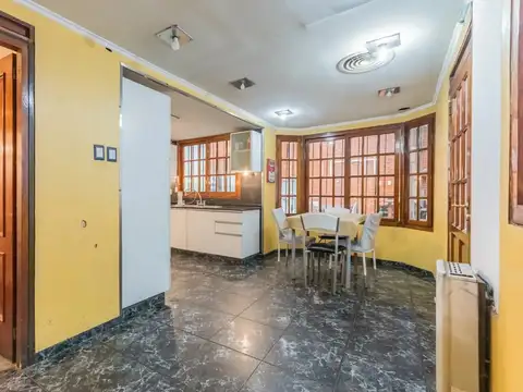 CASA 6 AMBIENTES CON 5 DORMITORIOS (297 M2 CUBIERTOS) LAVALLE 200 AVELLANEDA A 2 CUADRAS AV.MITRE.