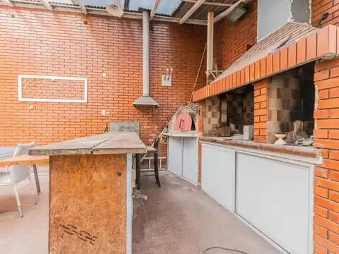 CASA 6 AMBIENTES CON 5 DORMITORIOS (297 M2 CUBIERTOS) LAVALLE 200 AVELLANEDA A 2 CUADRAS AV.MITRE.