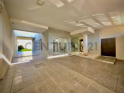 Casa de dos dormitorios de categoría en venta en La Plata con ascensor Ubicada en 531 e/ 7 y 8.