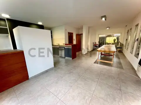 Casa en Alquiler con 4 cocheras